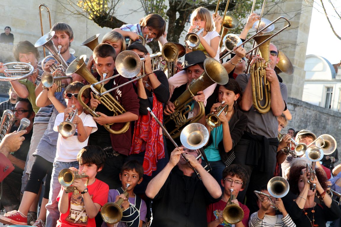 https://culture.univ-tlse2.fr/medias/photo/photo-la-fanfare-de-la-touffe-iza-pauly-copyright_1687956359910-JPG